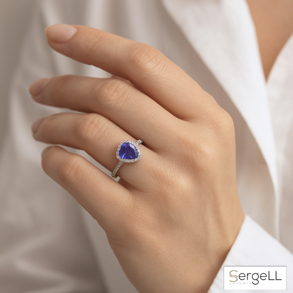 Anillo de Tanzanita de 1.22 cts en talla corazón y orla de diamantes 0.136 cts en talla brillante Luxia