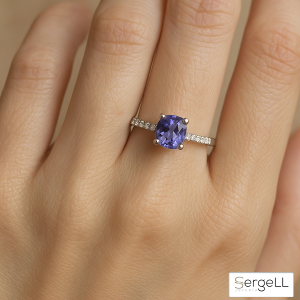 Anillo de compromiso con Tanzanita oval 1.33 cts con pavé de 10 diamantes laterales en talla brillante SergeLL